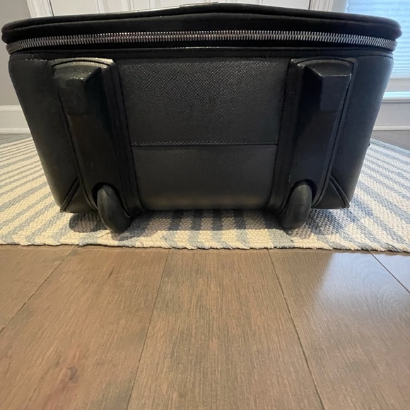 This is a Louis Vuitton travel bag black. - Picture 15 of 16